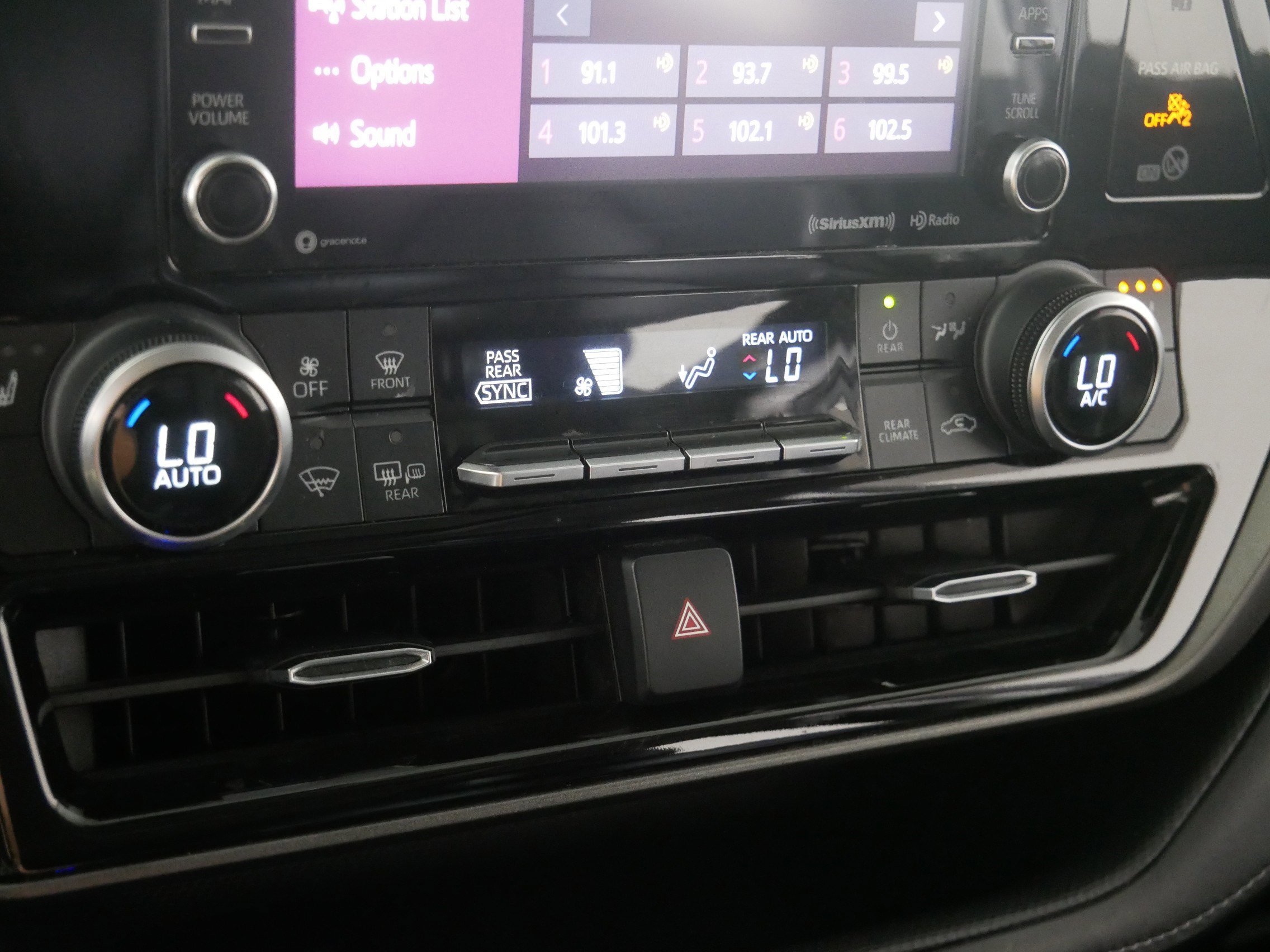 2021 Toyota Highlander XLE photo 22