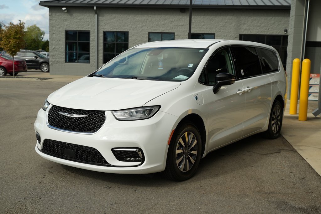 2024 Chrysler Pacifica Hybrid photo 3