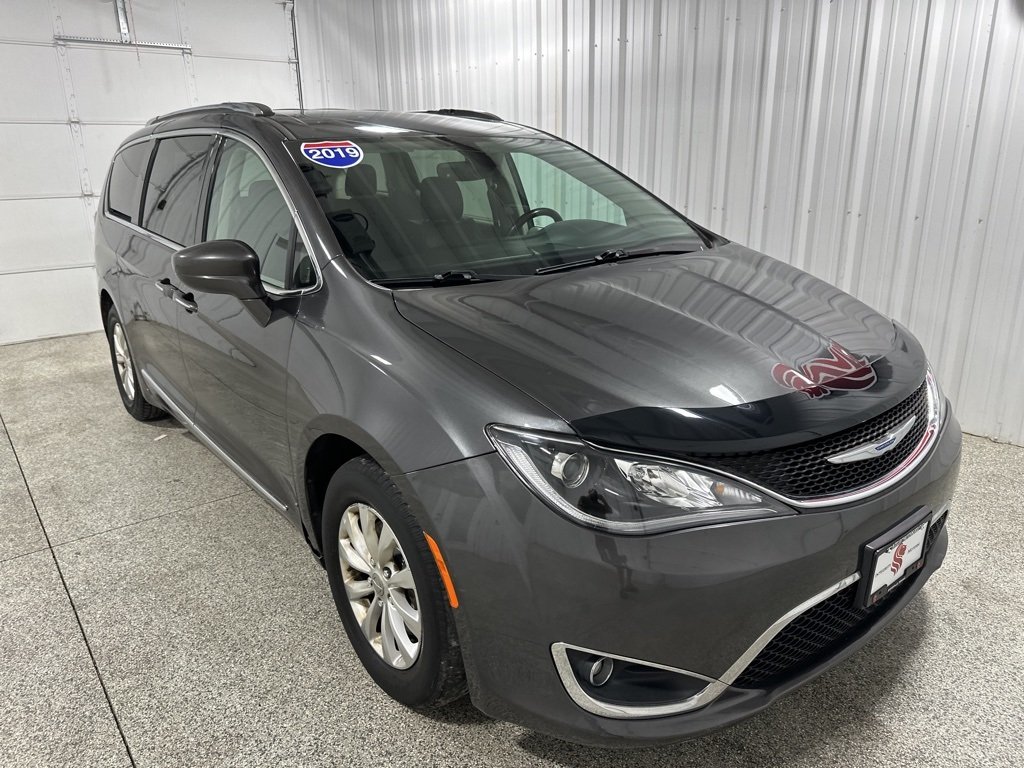 2019 Chrysler Pacifica Touring L photo 2