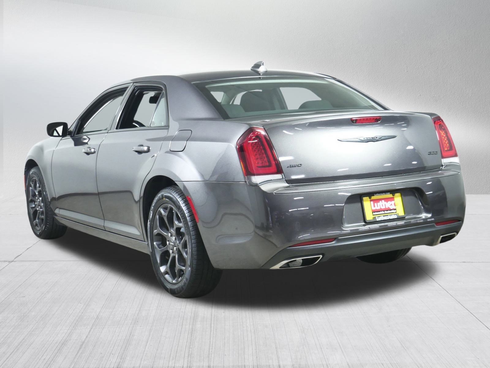2022 Chrysler 300 Touring photo 5