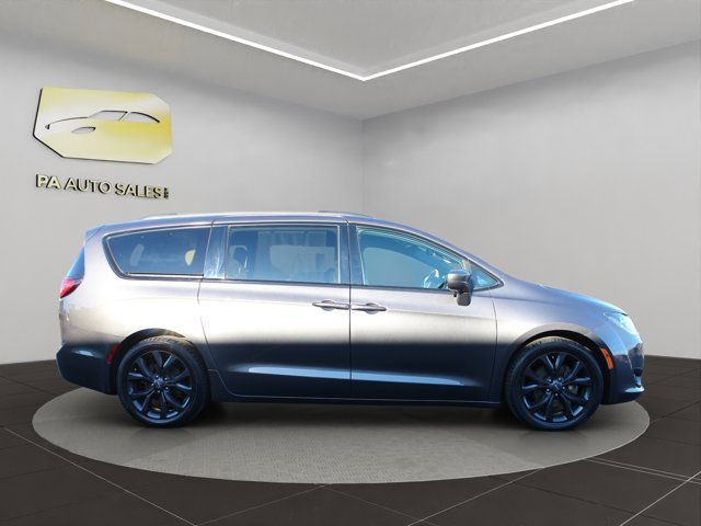 2019 Chrysler Pacifica Touring L 35th Anniversary photo 8