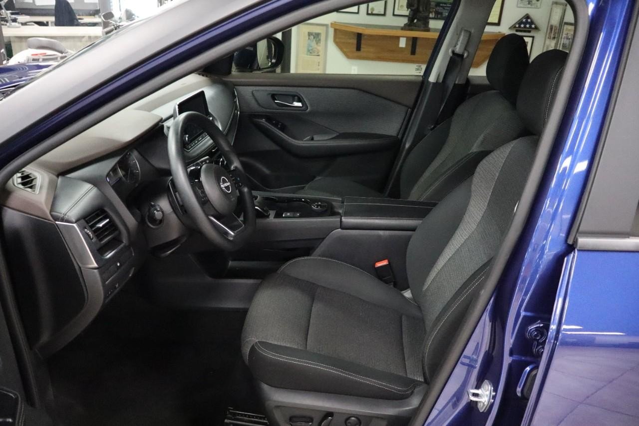 2023 Nissan Rogue SV photo 8