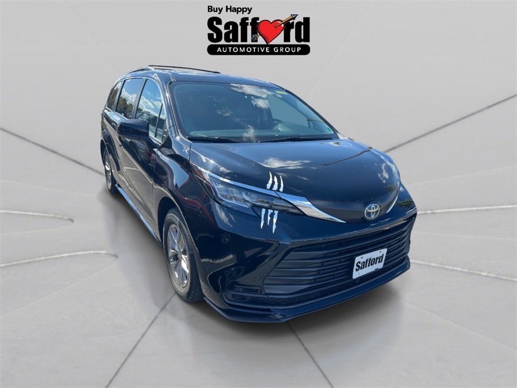 2022 Toyota Sienna LE photo 5