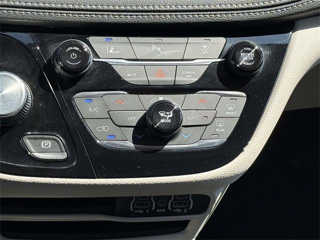 2023 Chrysler Pacifica Hybrid Touring L photo 18