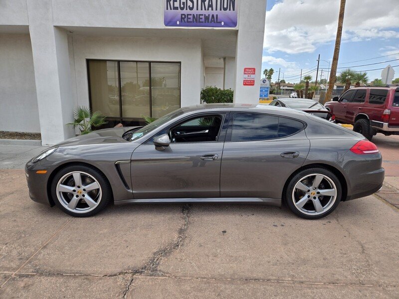2016 Porsche Panamera Base photo 2