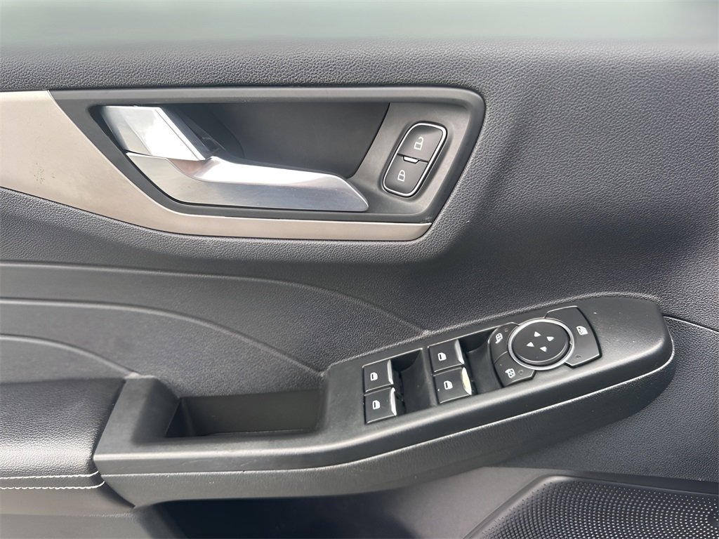 2022 Ford Escape SEL photo 25