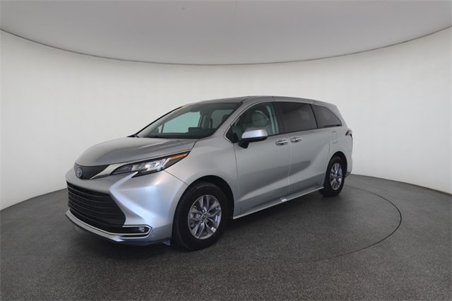 2023 Toyota Sienna XLE photo 3