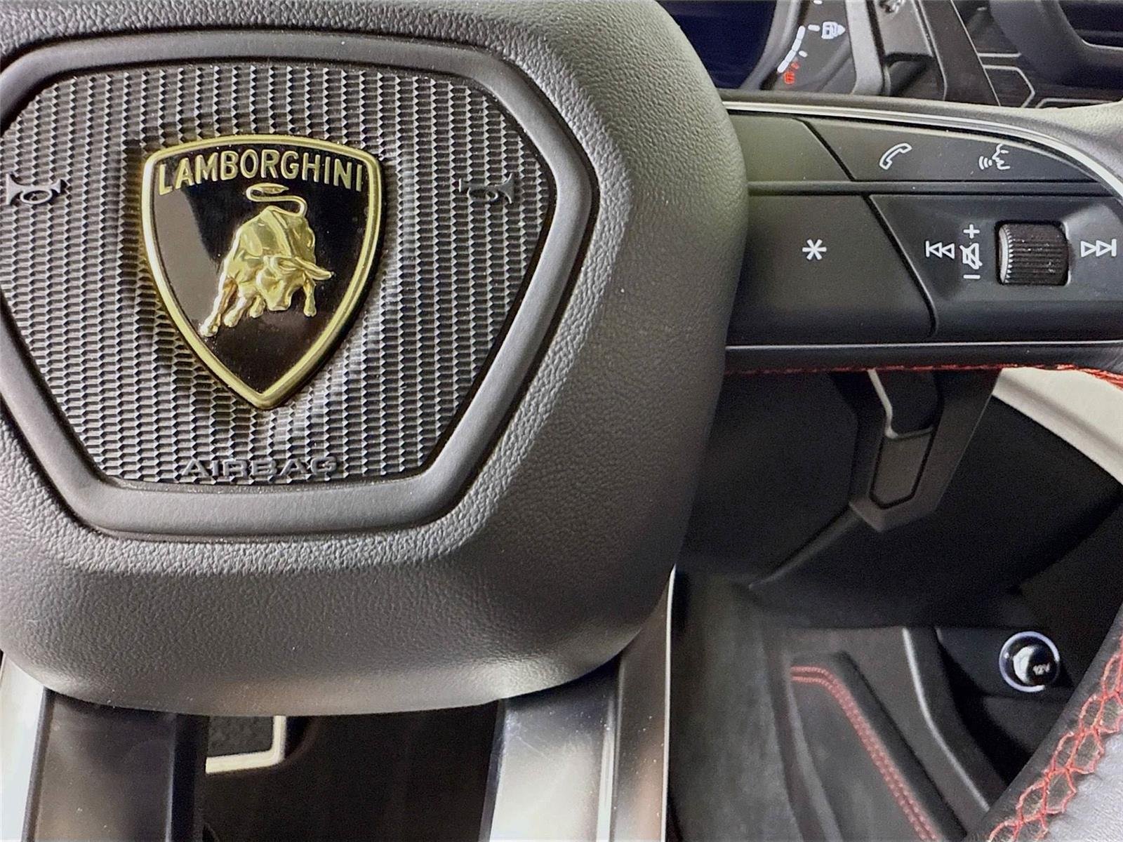 2020 Lamborghini Urus photo 17