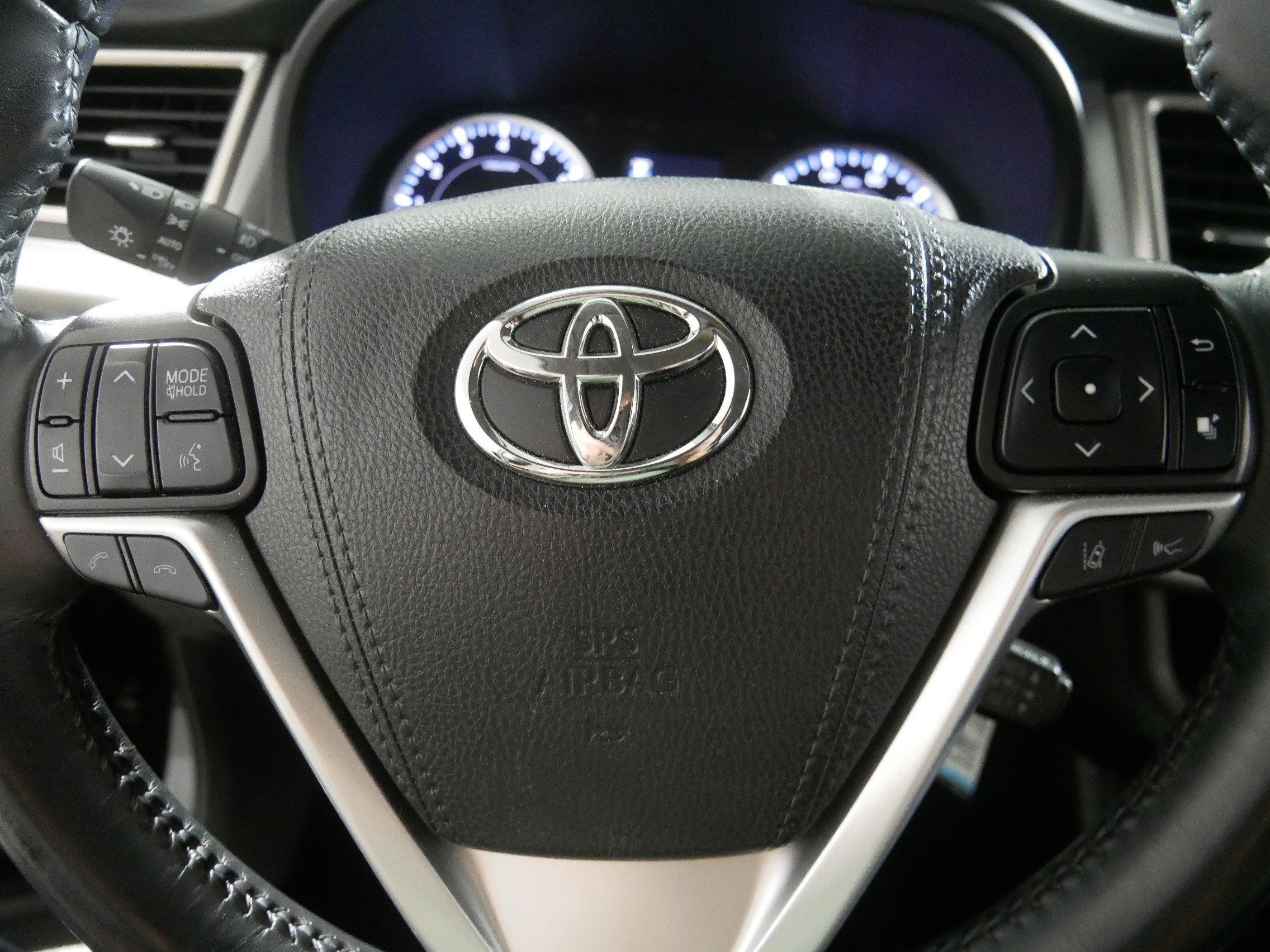 2019 Toyota Highlander LE photo 23