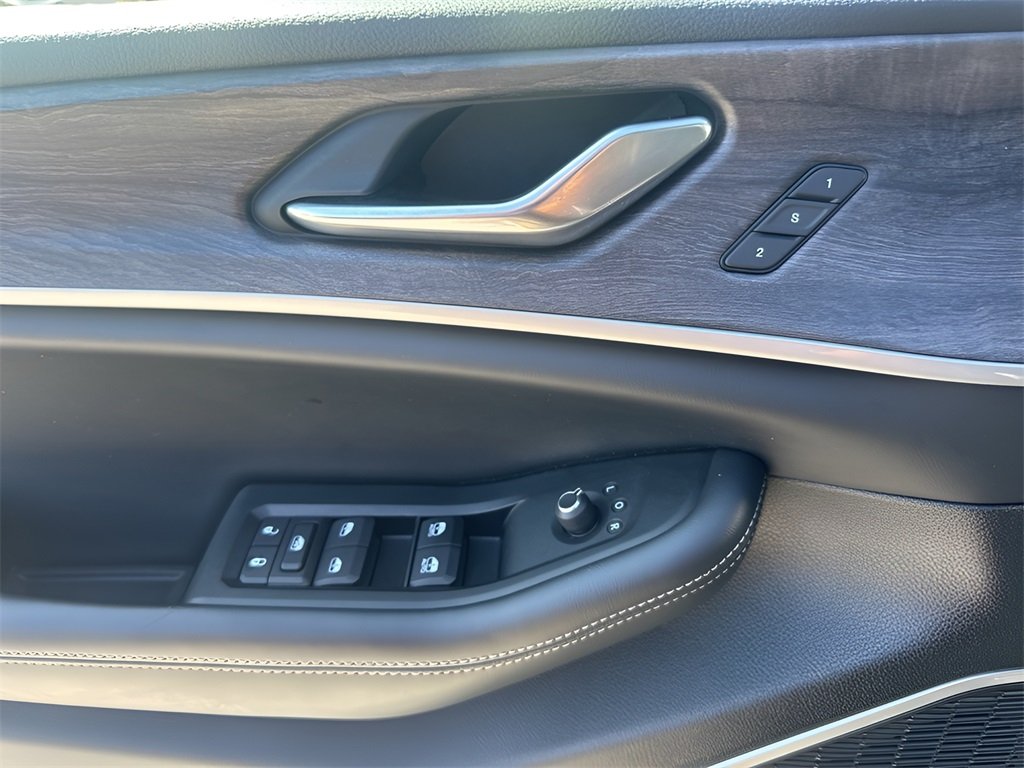 2024 Jeep Cherokee Limited 4xe photo 25