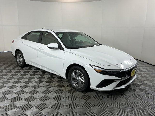2024 Hyundai Elantra SE photo 2