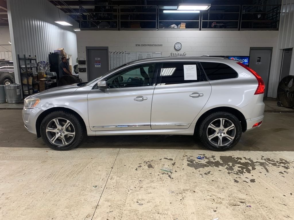 2014 Volvo XC60 T6 R-Design photo 2