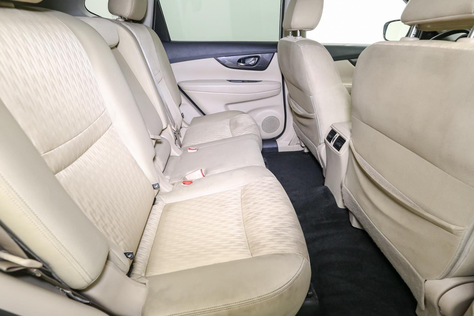 2019 Nissan Rogue SV photo 18