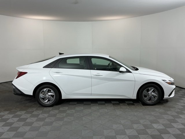 2024 Hyundai Elantra SE photo 3