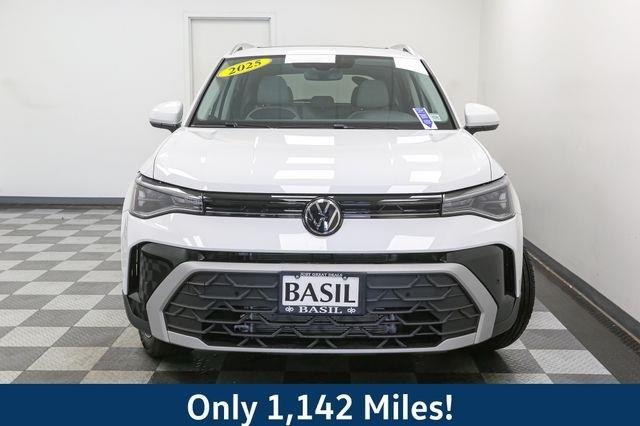 2025 Volkswagen Taos SE photo 3