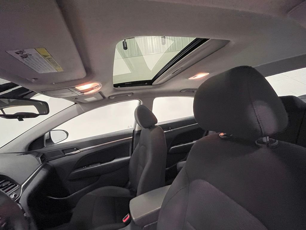 2020 Hyundai Elantra Value Edition photo 17