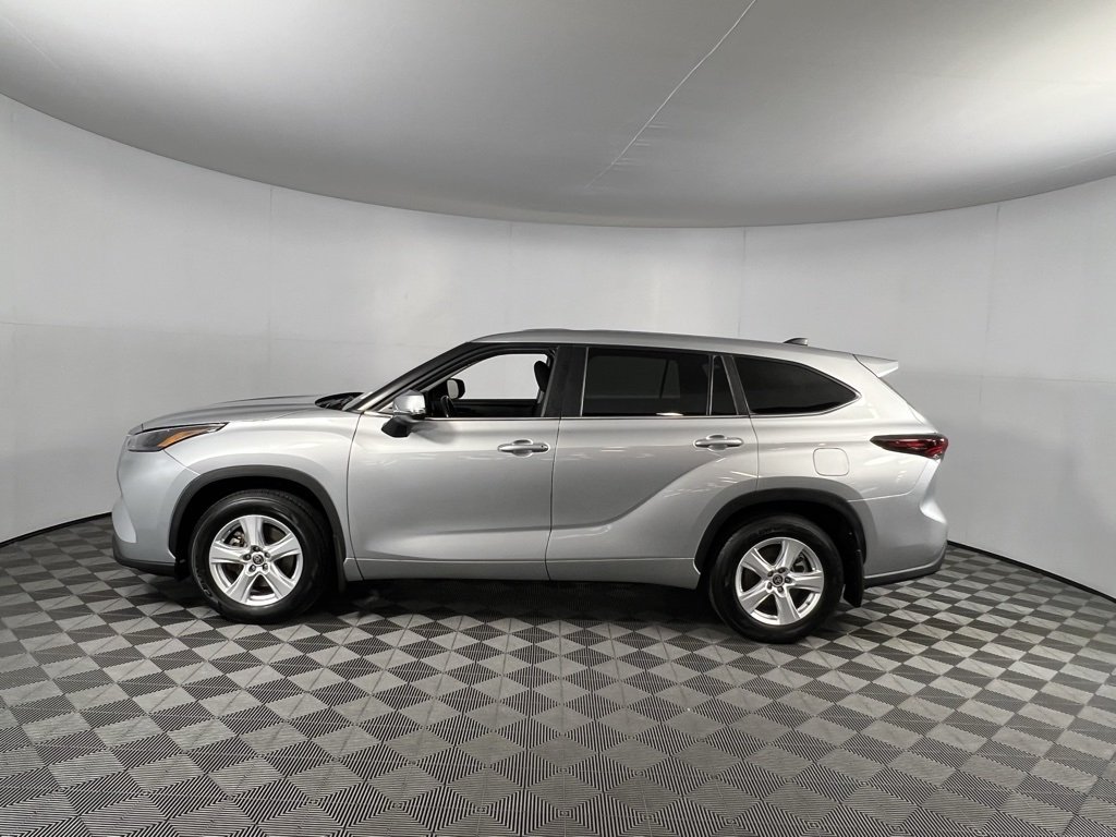 2024 Toyota Highlander LE photo 4