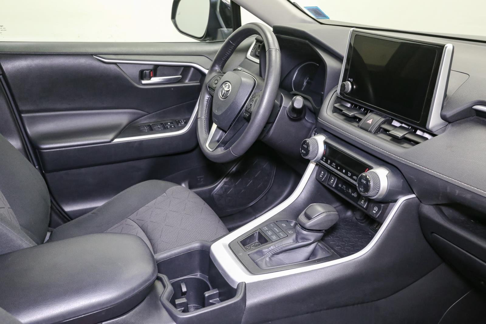 2024 Toyota RAV4 XLE photo 17