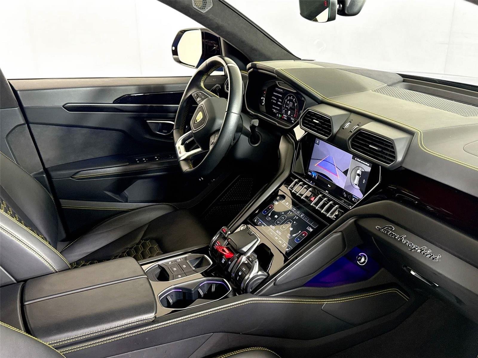 2022 Lamborghini Urus photo 28