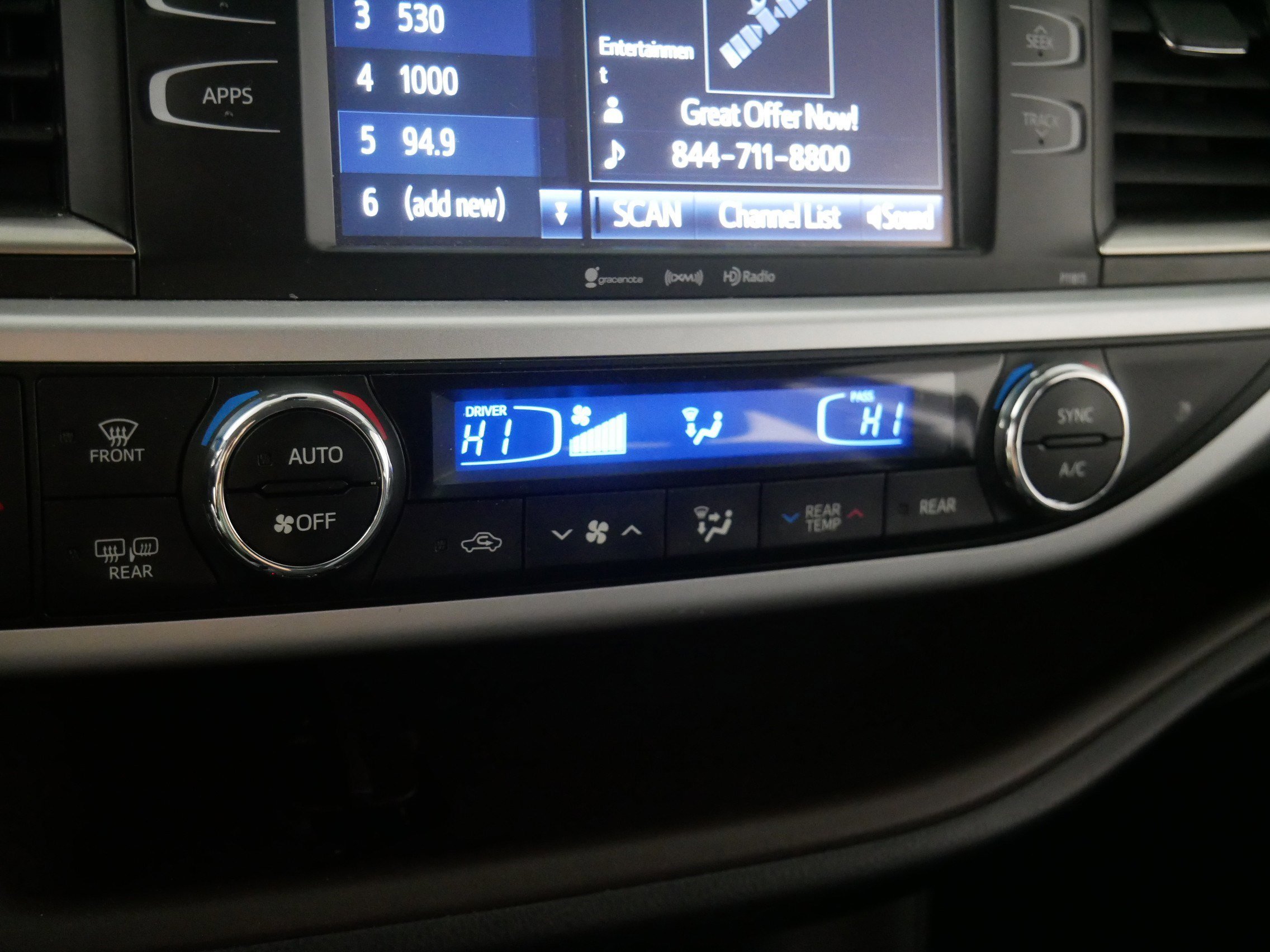 2019 Toyota Highlander LE photo 21