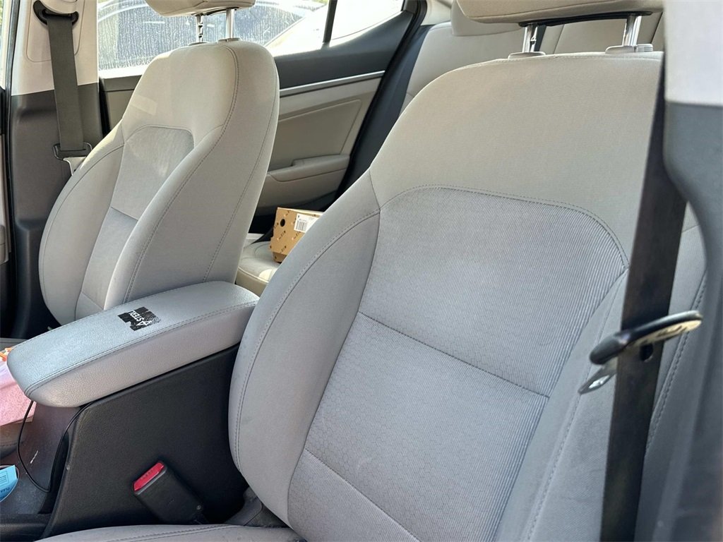 2017 Hyundai Elantra SE photo 2