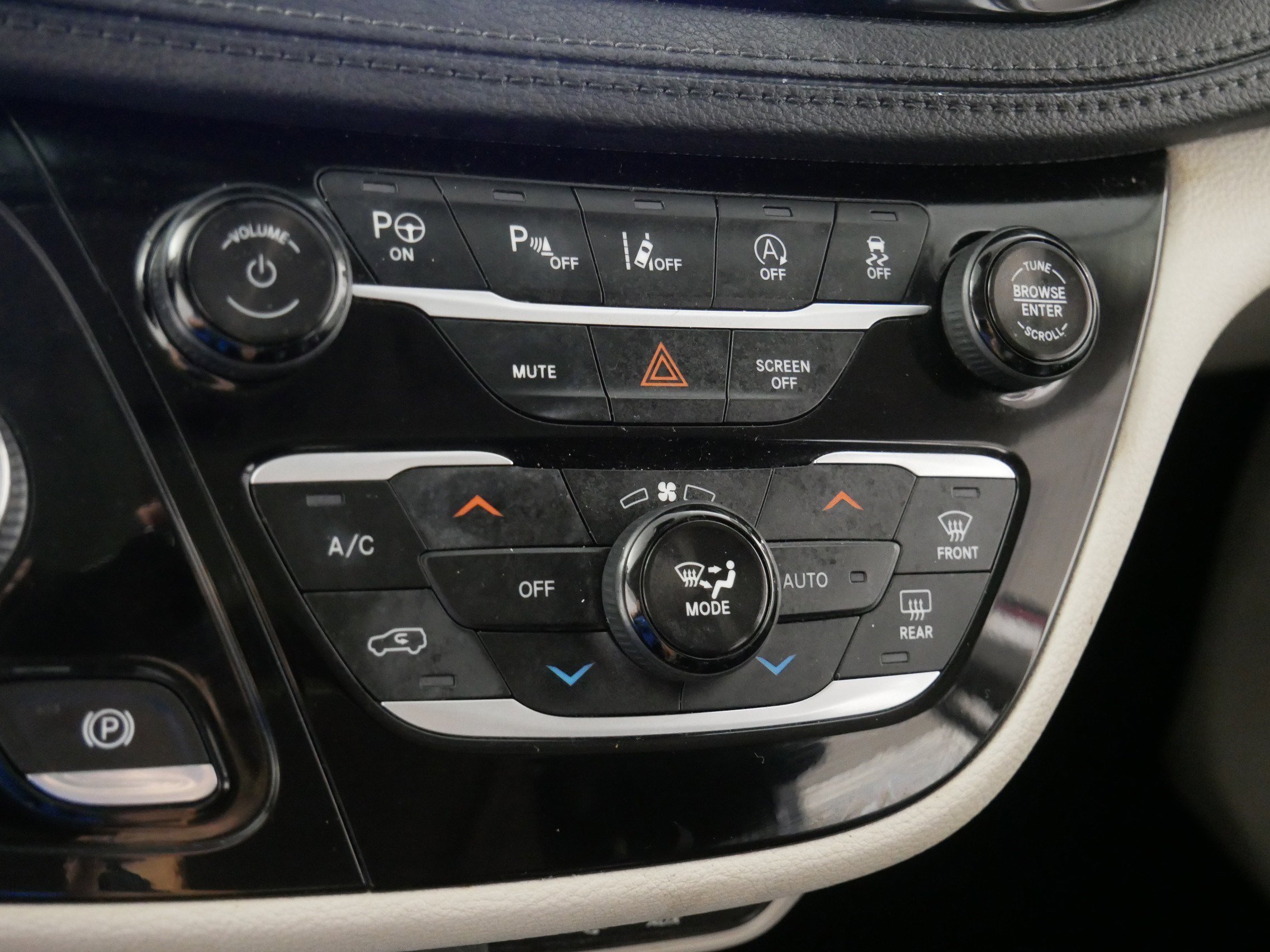 2018 Chrysler Pacifica Limited photo 23
