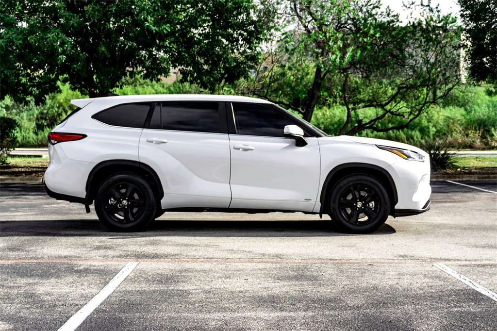 2023 Toyota Highlander Hybrid LE photo 4