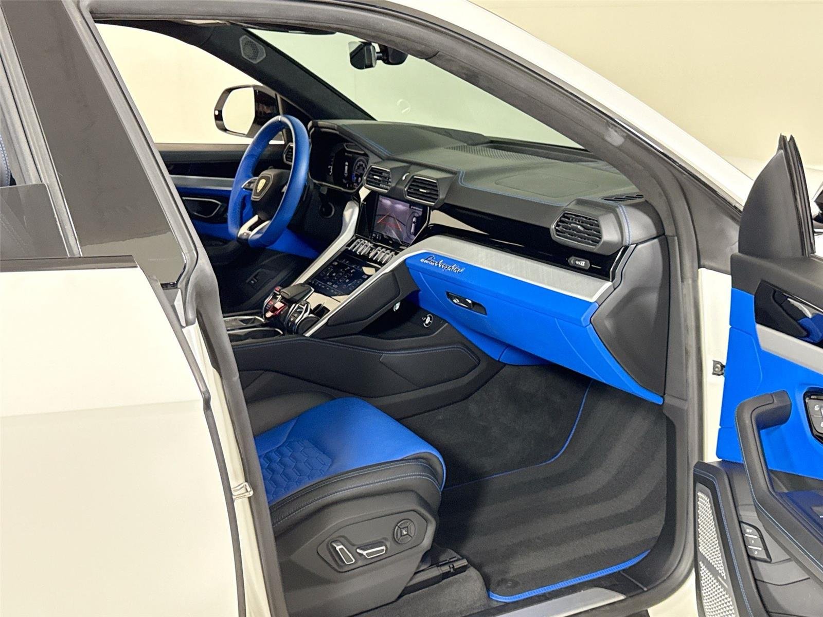 2021 Lamborghini Urus photo 28