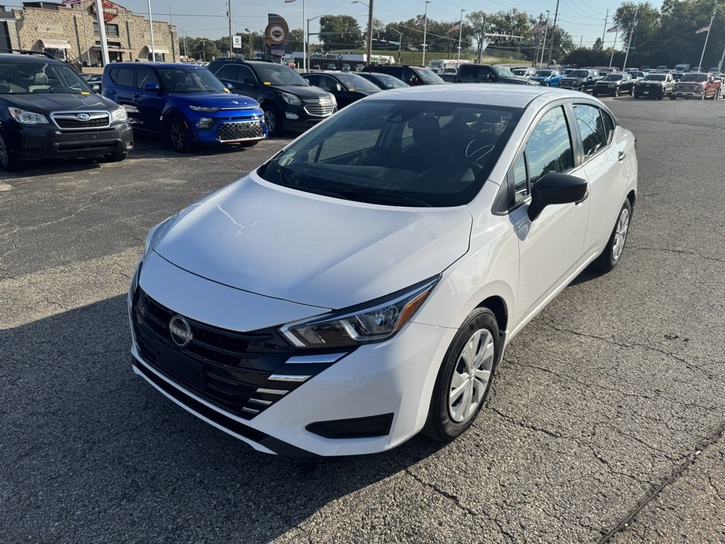 2024 Nissan Versa 1.6 S photo 3
