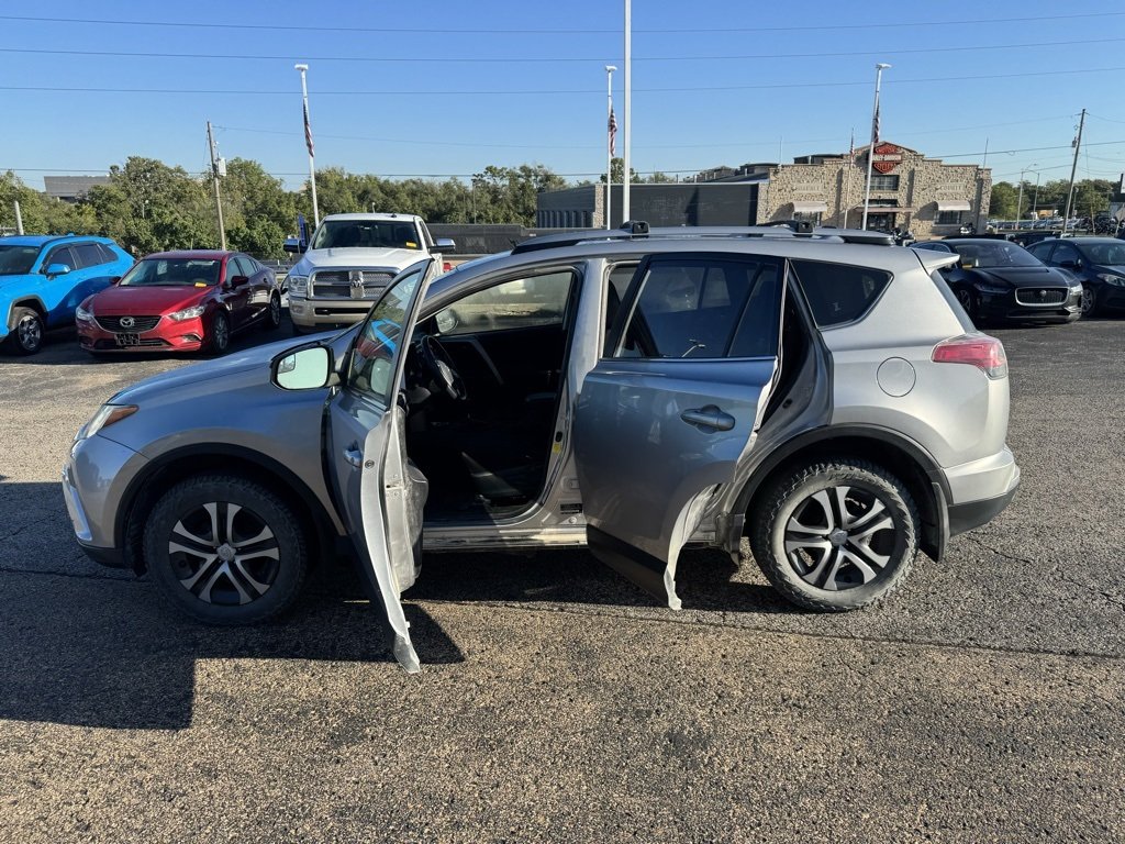 2018 Toyota RAV4 LE photo 2
