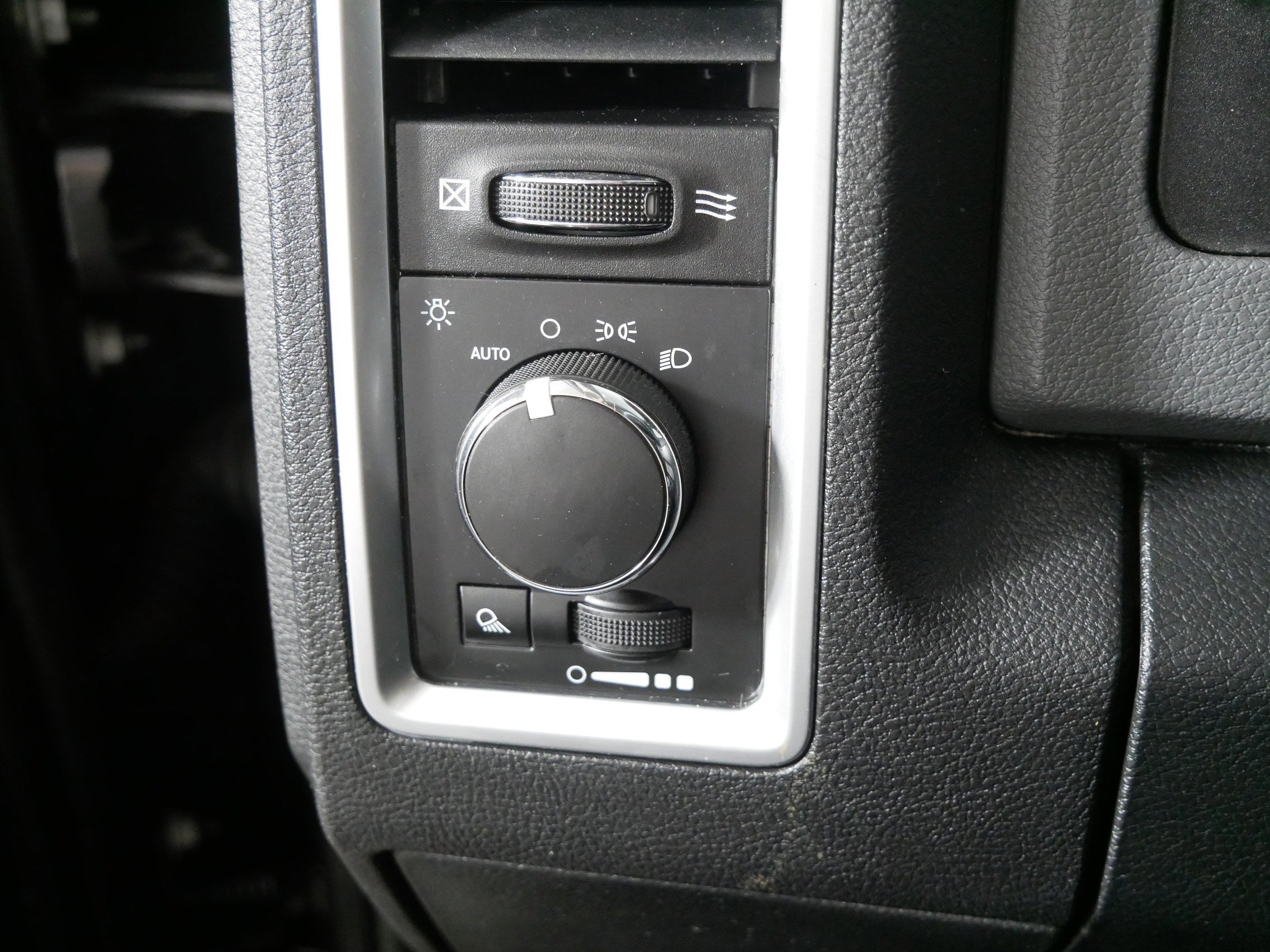 2016 Ram 1500 SLT photo 24