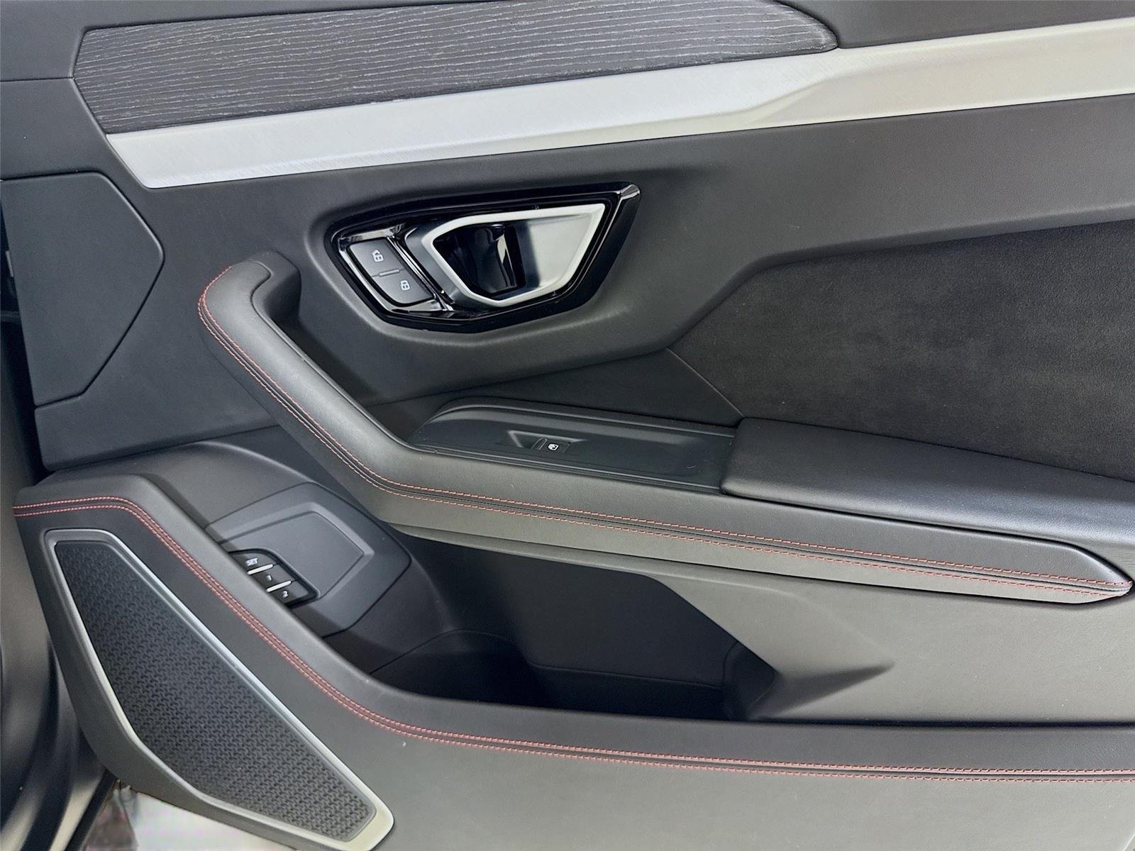 2020 Lamborghini Urus photo 36