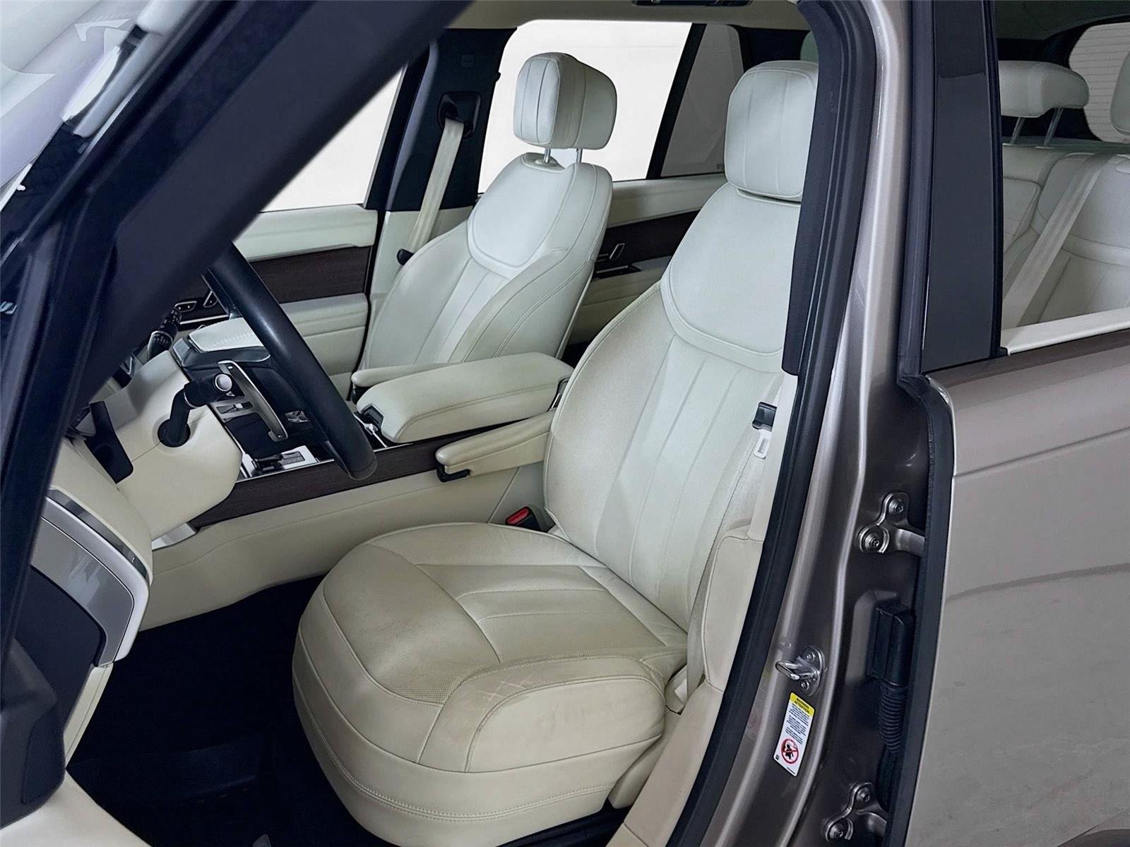 2023 Land Rover Range Rover SE photo 10