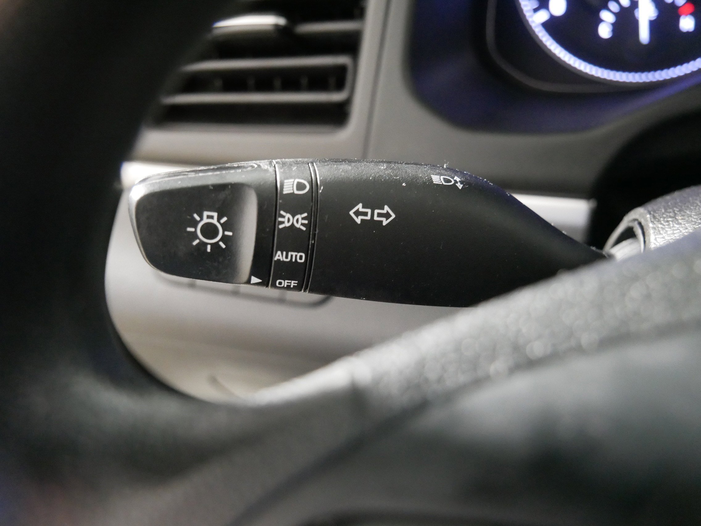 2020 Hyundai Elantra SEL photo 32