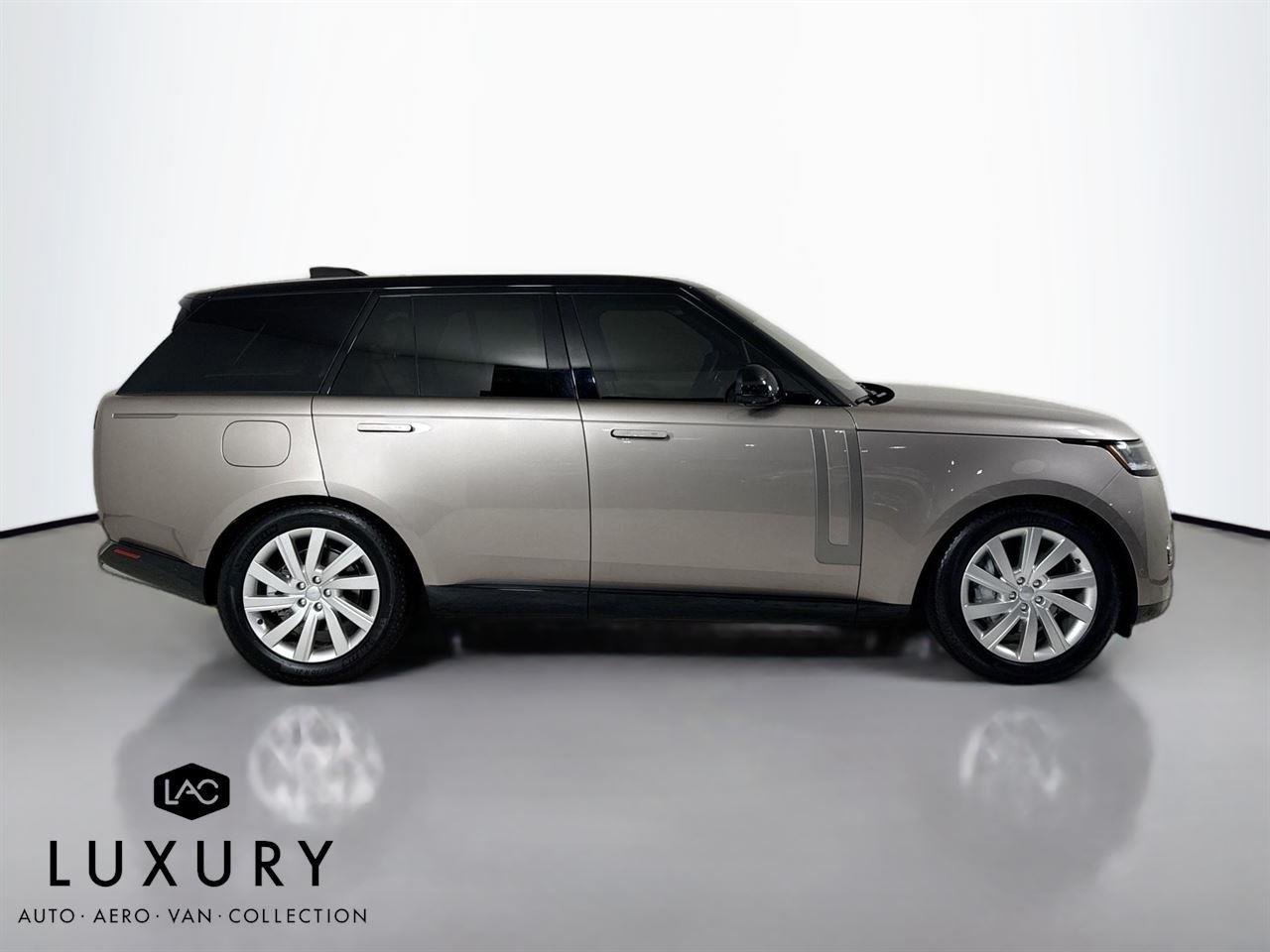 2023 Land Rover Range Rover SE photo 3