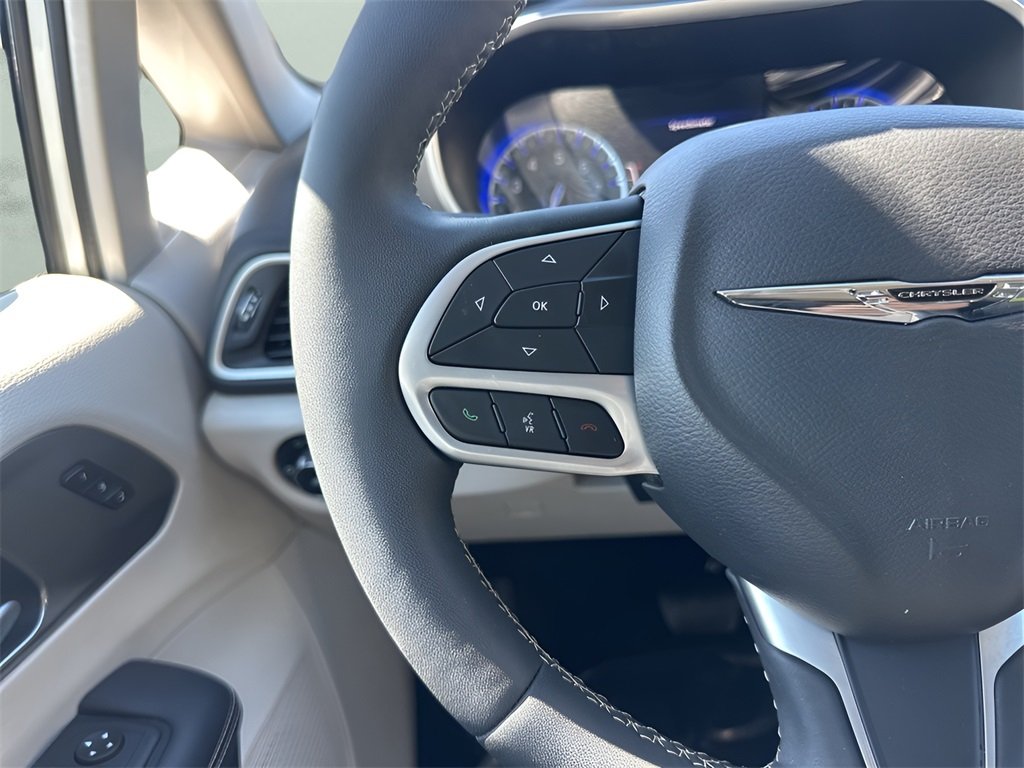 2024 Chrysler Pacifica Touring L photo 17