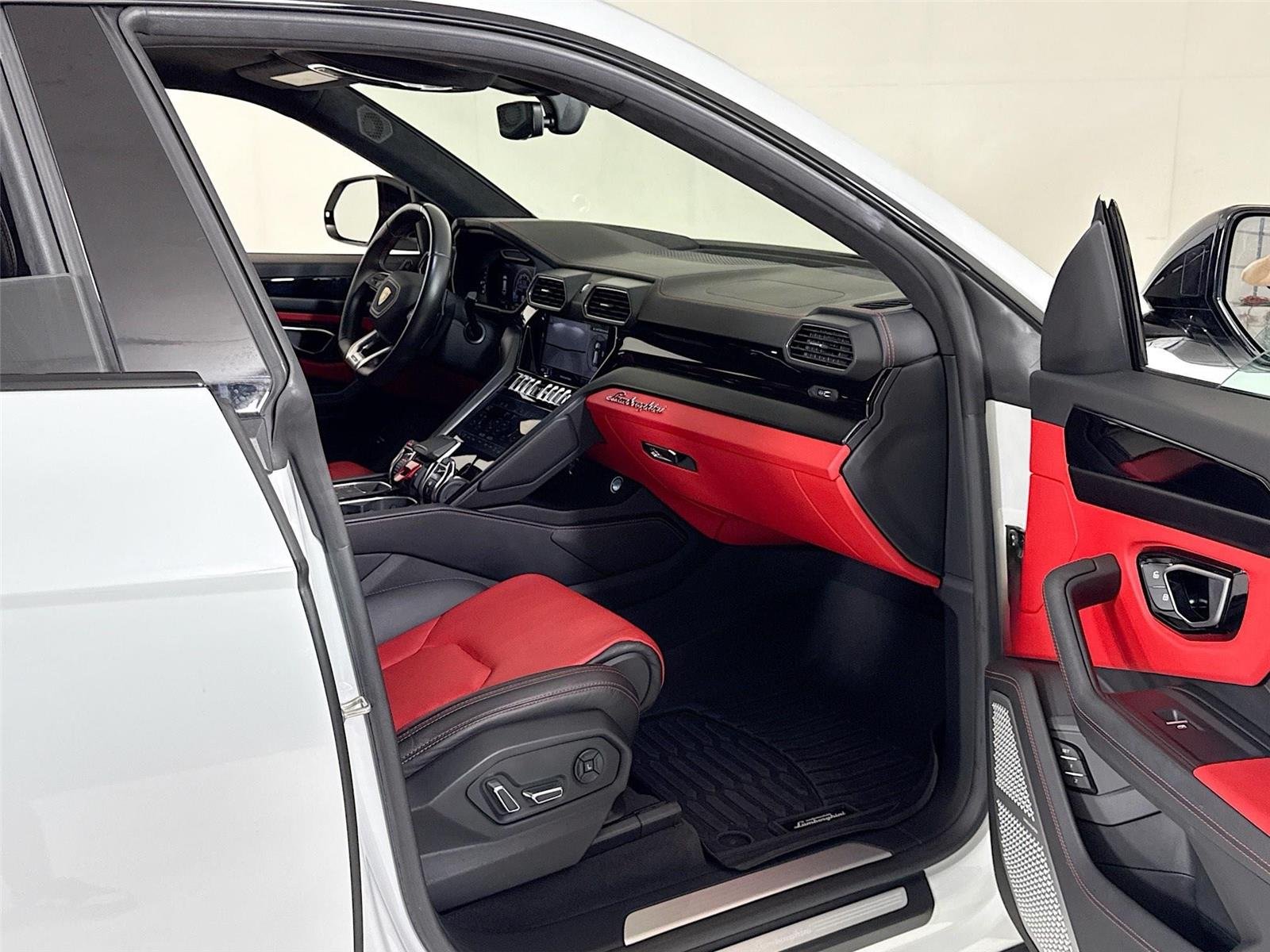 2021 Lamborghini Urus photo 29