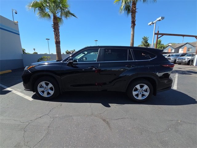 2024 Toyota Highlander LE photo 3