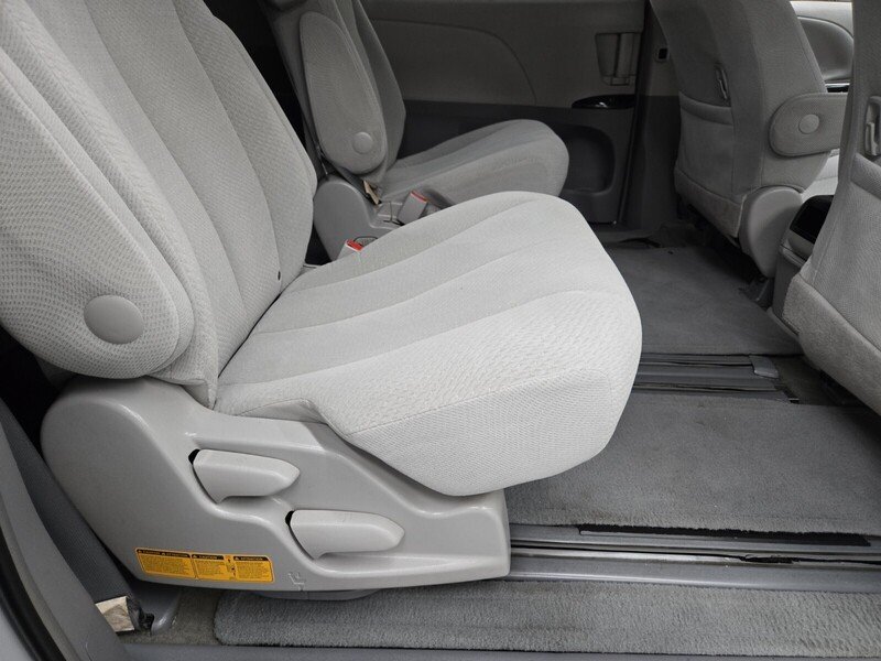 2013 Toyota Sienna LE photo 10