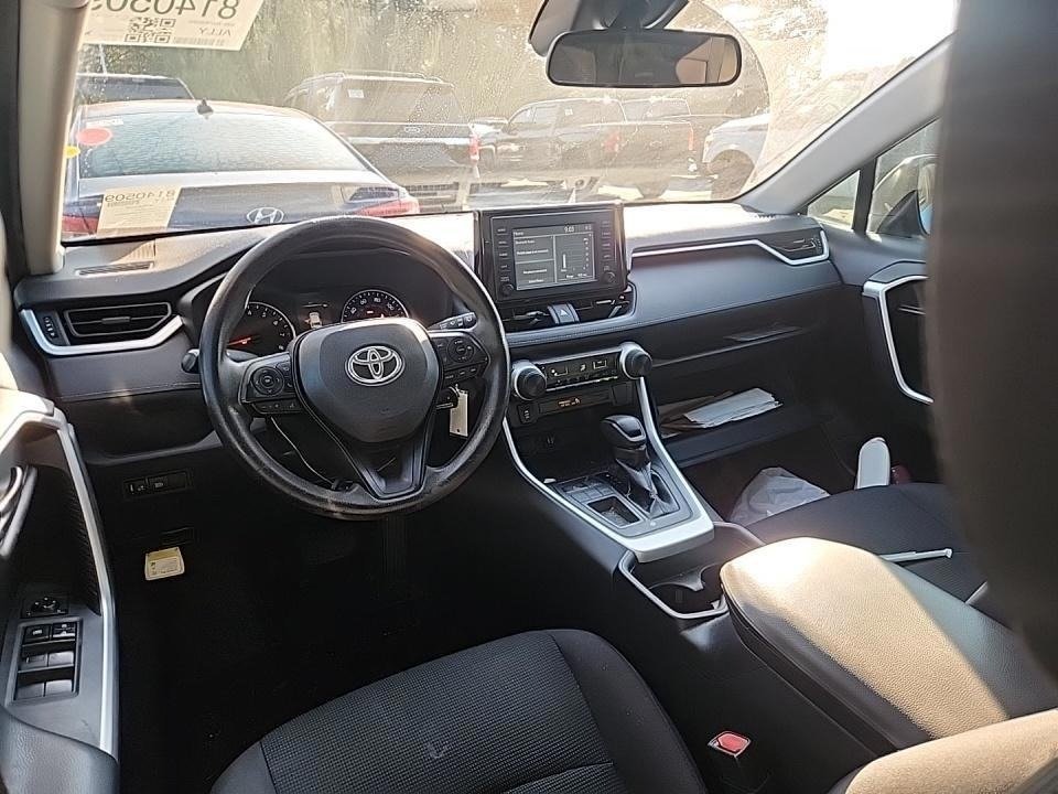 2019 Toyota RAV4 LE photo 3