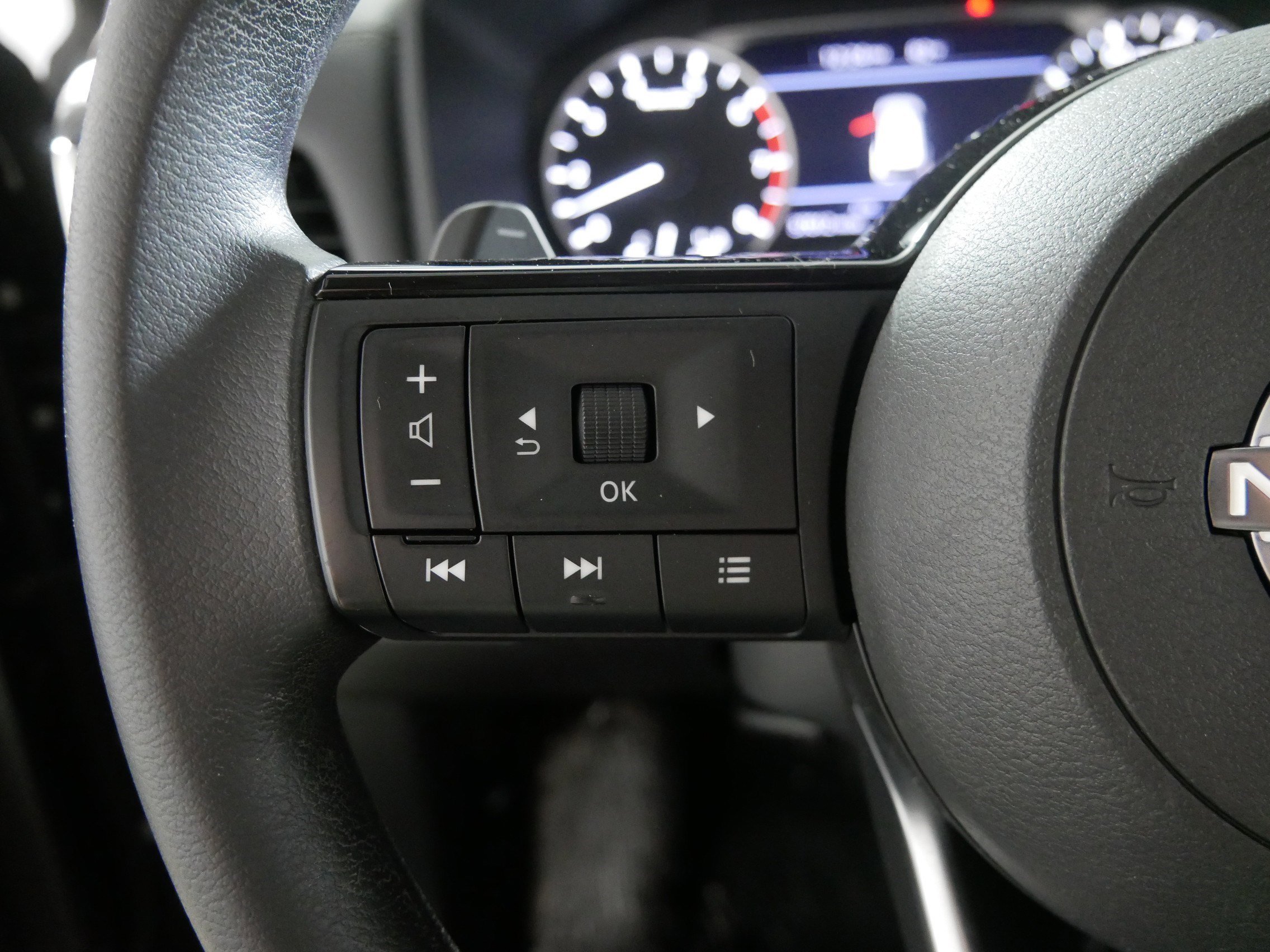 2022 Nissan Rogue SV photo 24