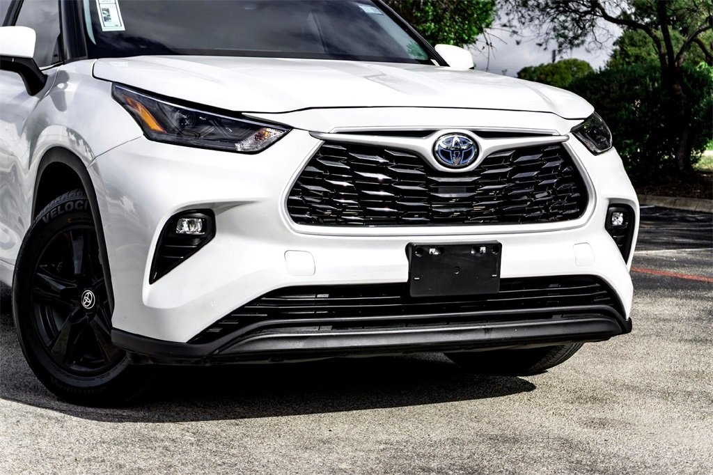 2023 Toyota Highlander Hybrid LE photo 3