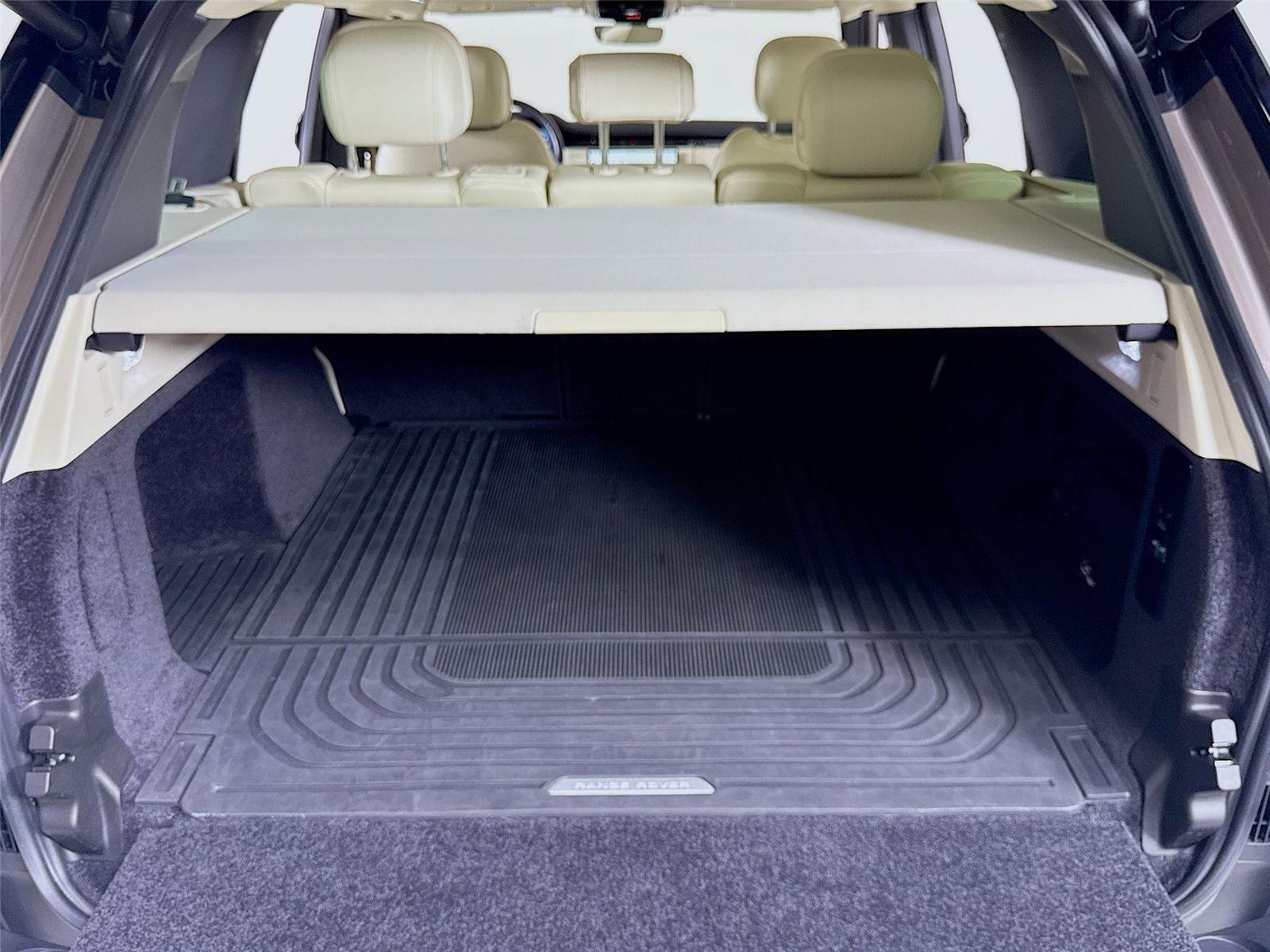 2023 Land Rover Range Rover SE photo 25