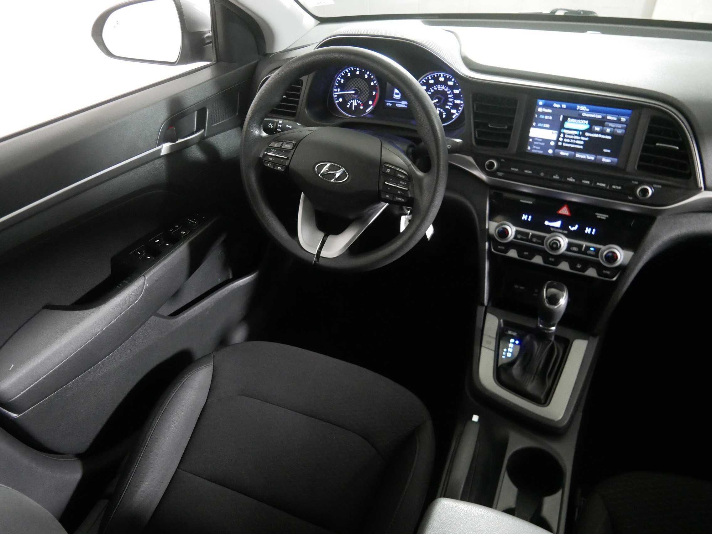2020 Hyundai Elantra SEL photo 9