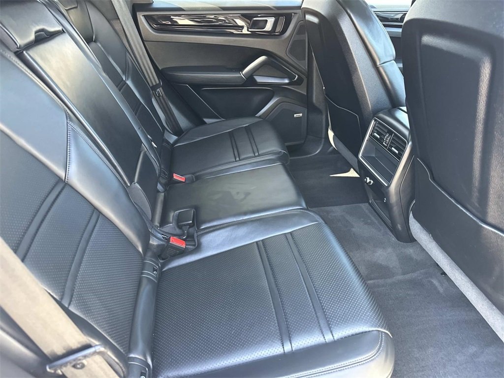 2022 Porsche Cayenne Base photo 16