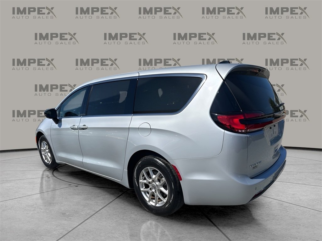 2024 Chrysler Pacifica Touring L photo 3