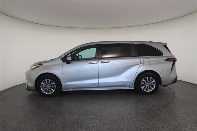 2023 Toyota Sienna XLE photo 7