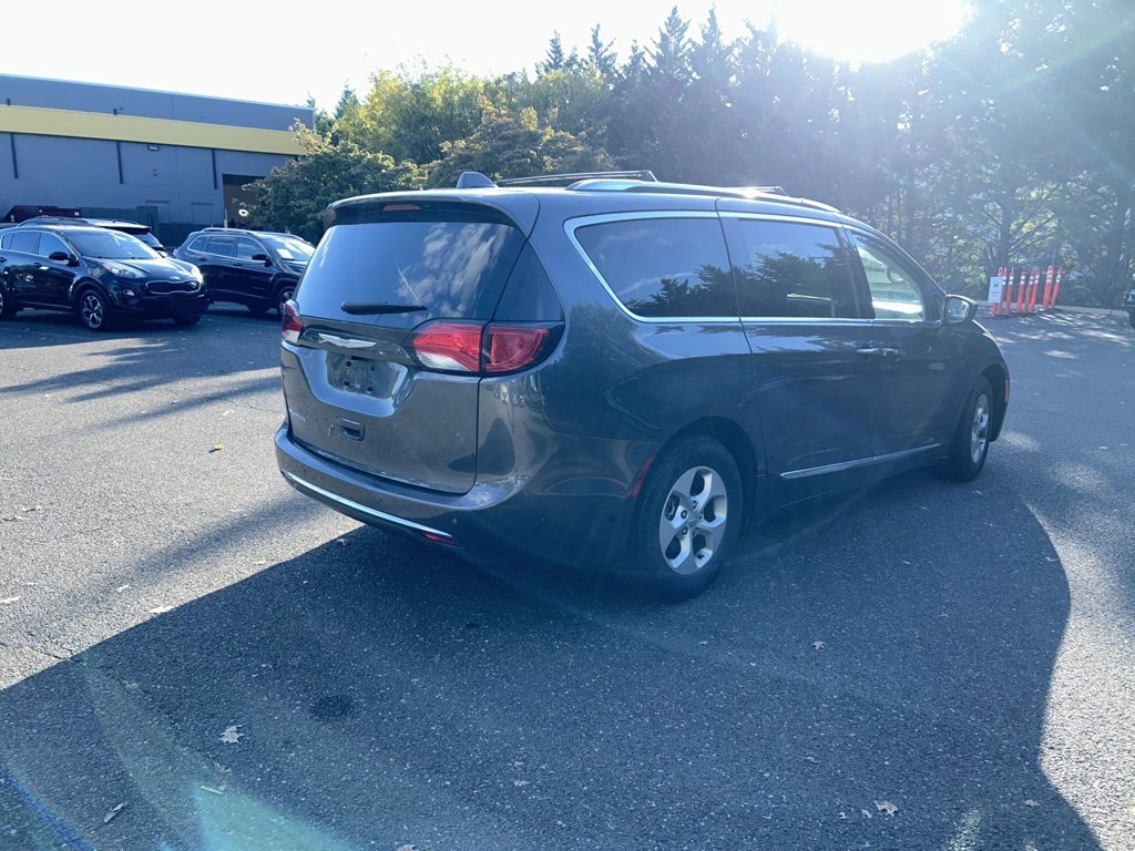 2017 Chrysler Pacifica Touring Plus photo 7