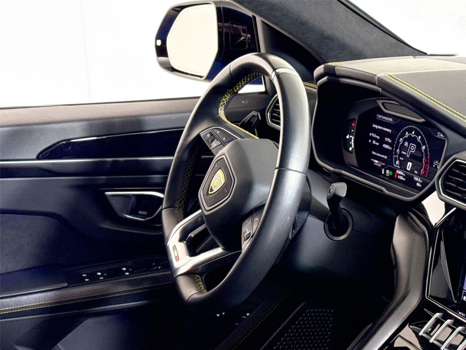 2022 Lamborghini Urus photo 29