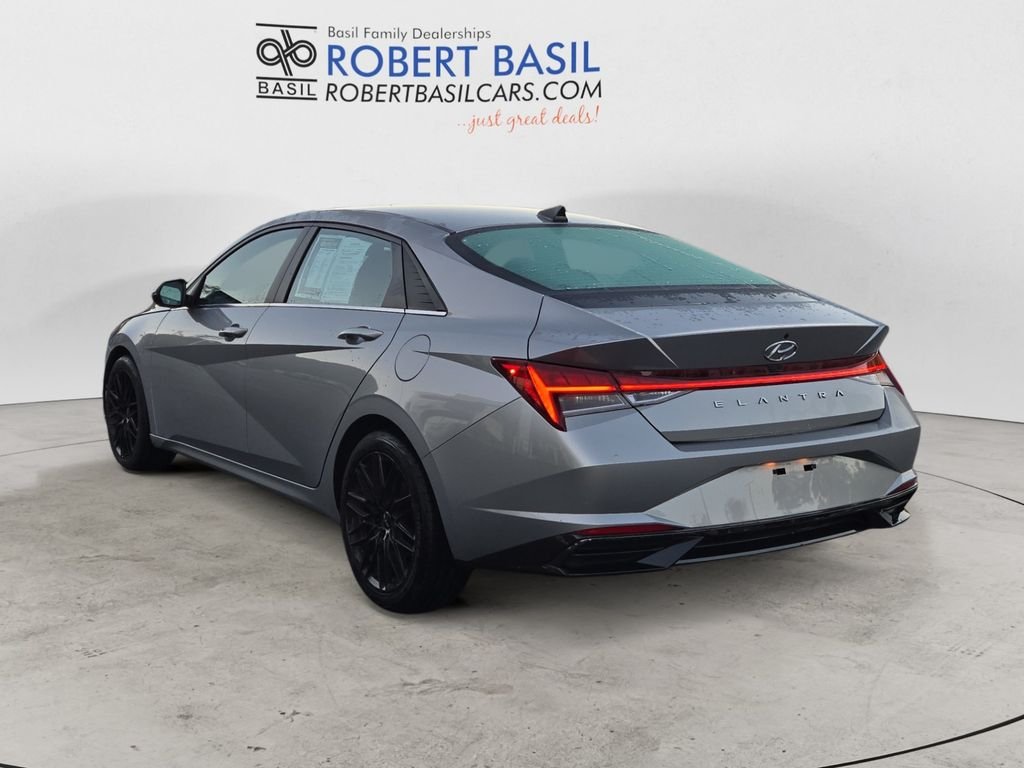 2022 Hyundai Elantra SEL photo 2